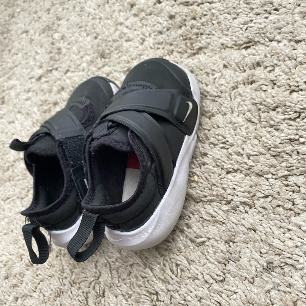 SUPER-EASY AND COMFY KICKS.

Nike Flex Advance - Picture 3 of 4